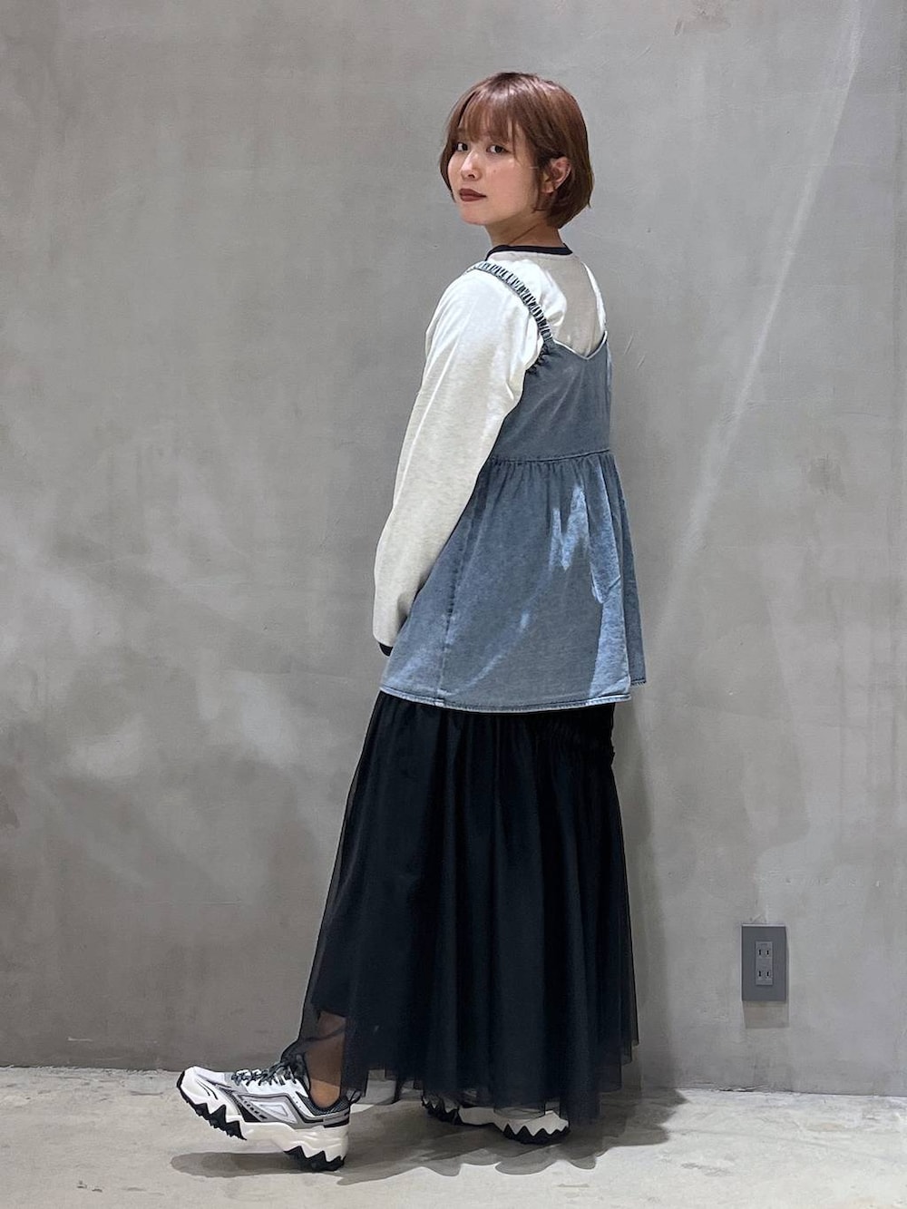 ホワイト系のスニーカー、ブルー系のその他トップス、ベージュ系のTシャツ/カットソーを着用したレディースの春コーディネートの3枚目の写真