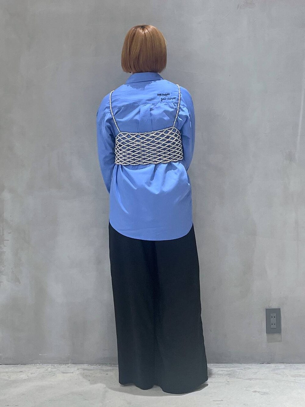 ブラック系のショルダーバッグ、シルバー系のパンプス、シルバー系のベストを着用したレディースの秋コーディネートの3枚目の写真