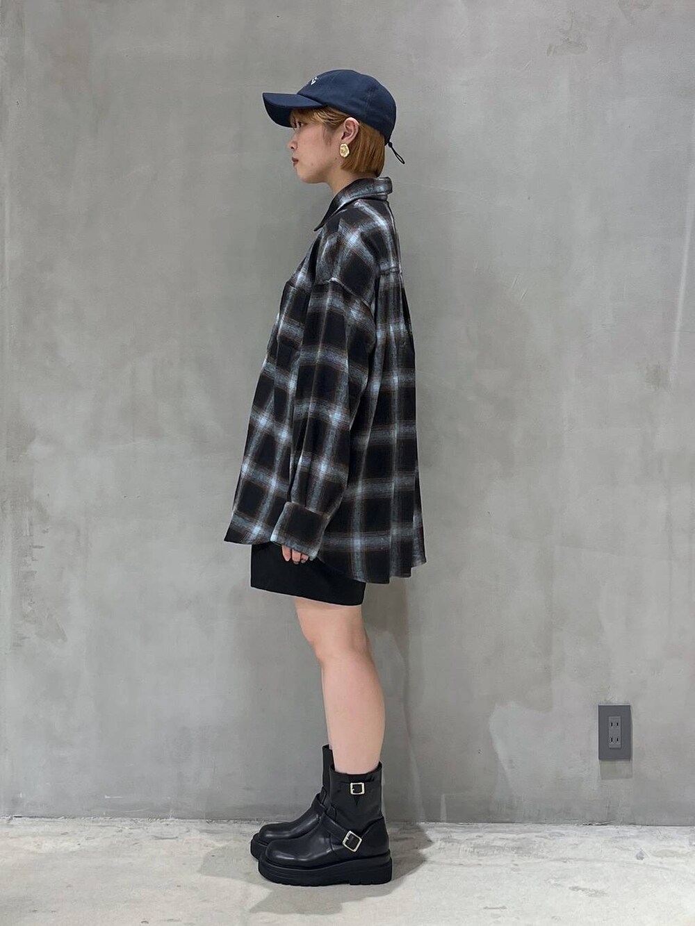 ブラック系のその他パンツ、ブラック系のブーツ、ブルー系のシャツ/ブラウスを着用したレディースの秋コーディネートの2枚目の写真