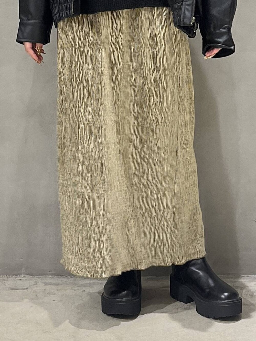 ブラック系のブルゾン、ブラック系のブーツ、ブラック系のニット/セーターを着用したレディースの秋コーディネートの5枚目の写真