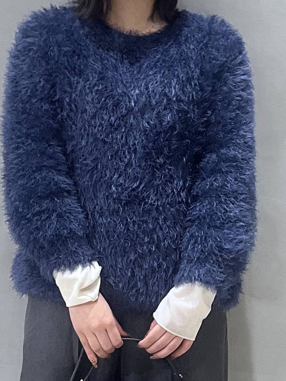 その他のショルダーバッグ、グレー系のスラックス、ブルー系のニット/セーターを着用したレディースの秋コーディネートの4枚目の写真