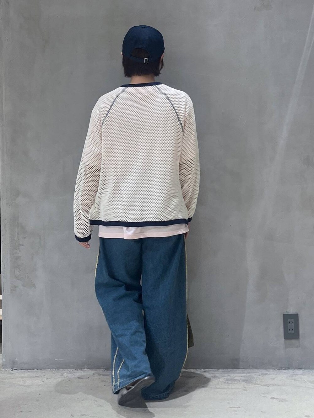 ブルー系のデニムパンツ、ピンク系のTシャツ/カットソー、ベージュ系のTシャツ/カットソーを着用したレディースの春コーディネートの3枚目の写真