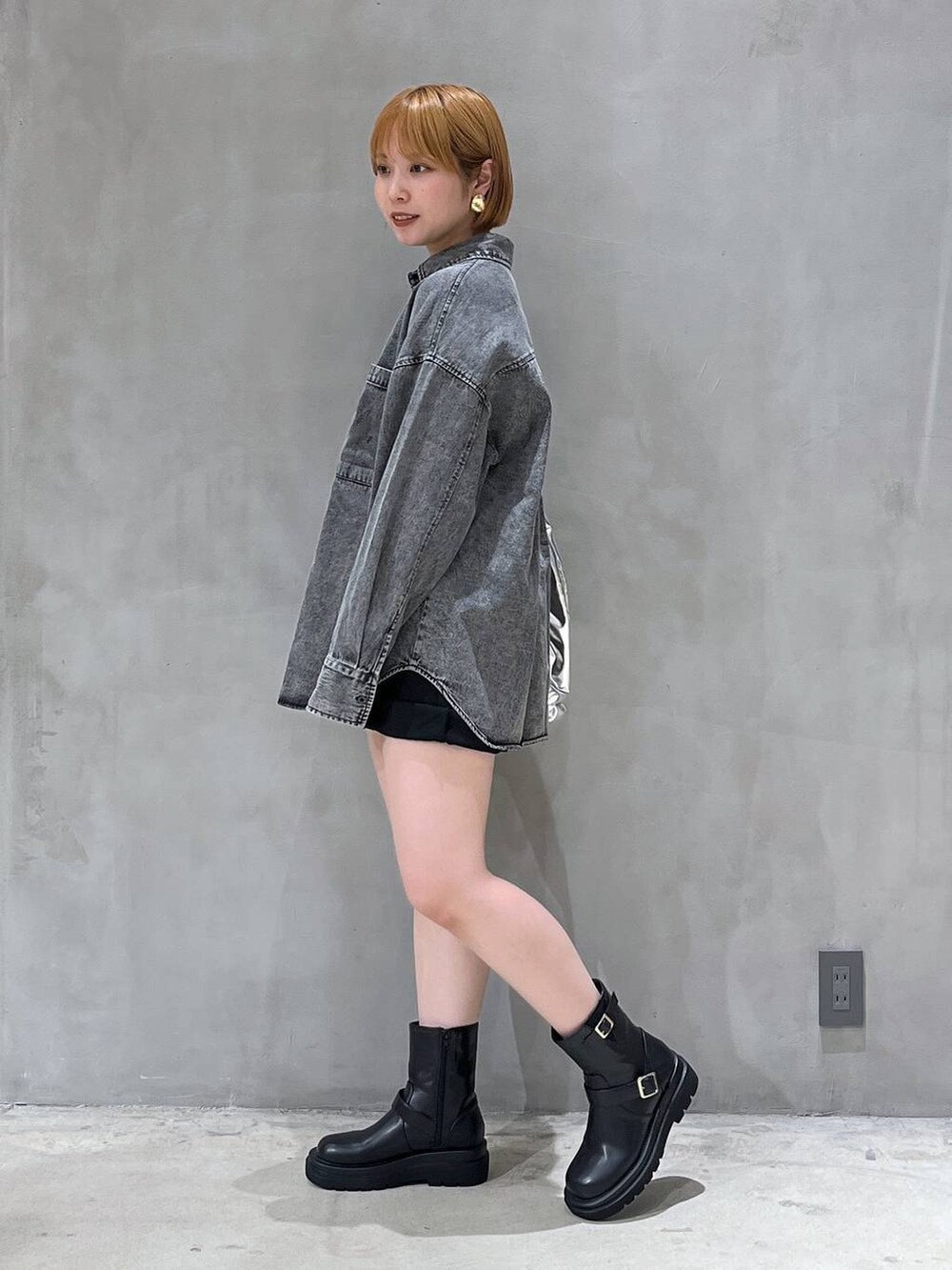 ブラック系のその他パンツ、シルバー系のトートバッグ、ブラック系のシャツ/ブラウスを着用したレディースの秋コーディネートの2枚目の写真