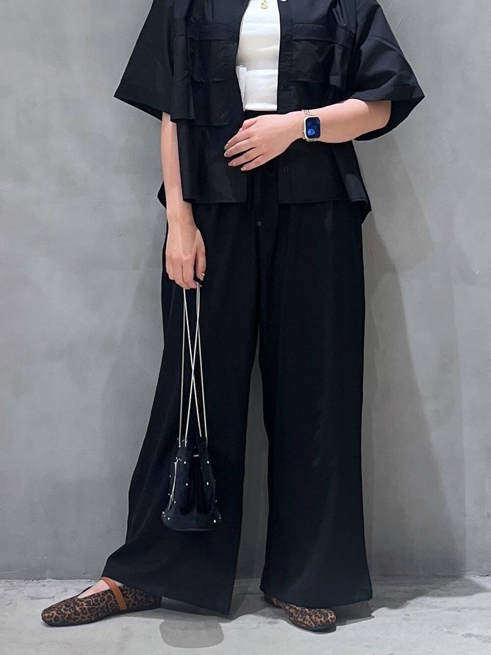 その他のパンプス、ブラック系のシャツ/ブラウス、ブラック系のその他パンツを着用したレディースの秋コーディネートの4枚目の写真