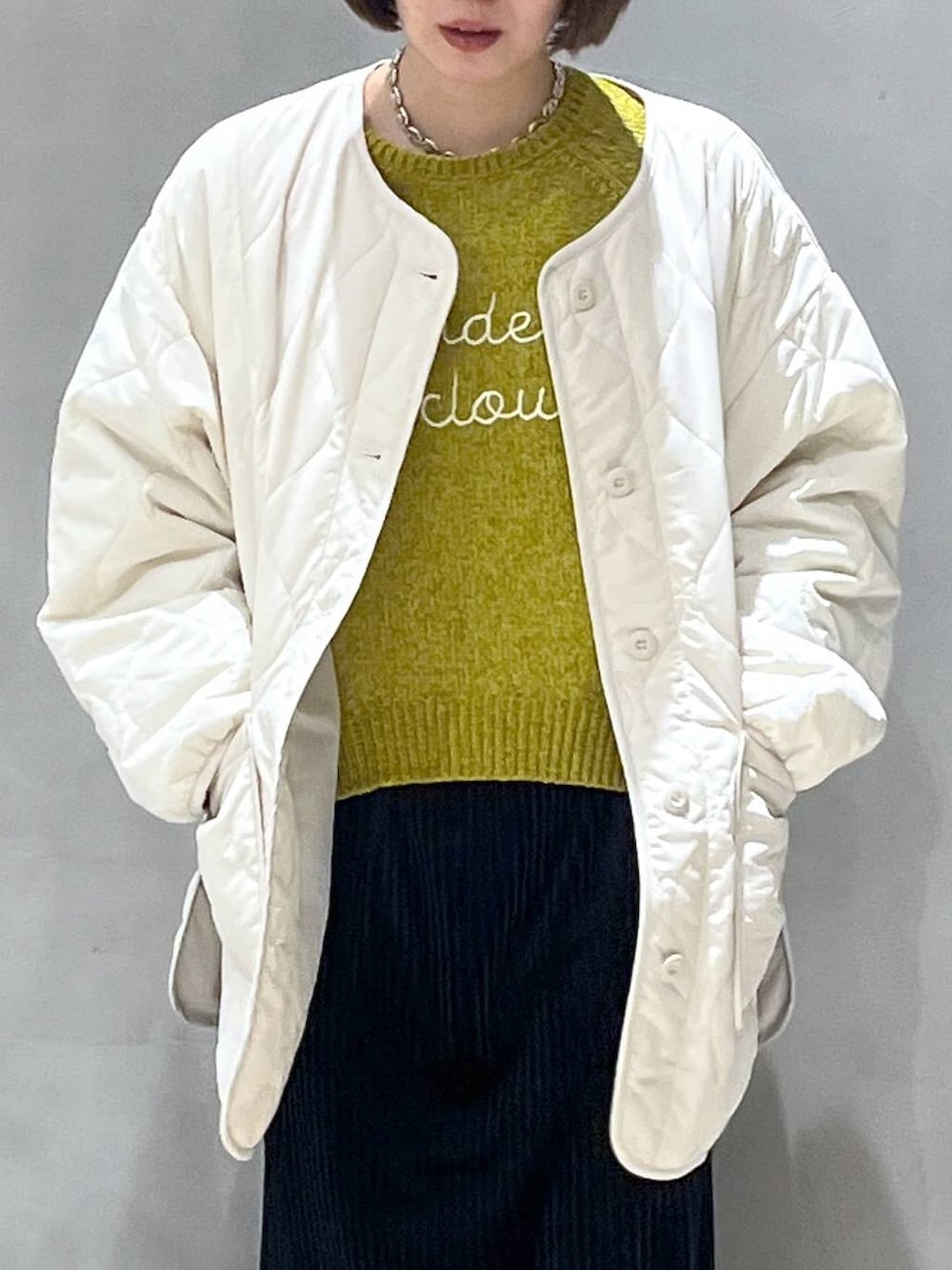 ベージュ系のブルゾン、ブラック系のスカート、ブラウン系のショルダーバッグを着用したレディースの秋コーディネートの6枚目の写真