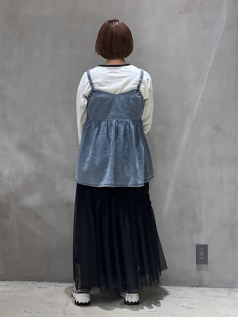 ホワイト系のスニーカー、ブルー系のその他トップス、ベージュ系のTシャツ/カットソーを着用したレディースの春コーディネートの6枚目の写真