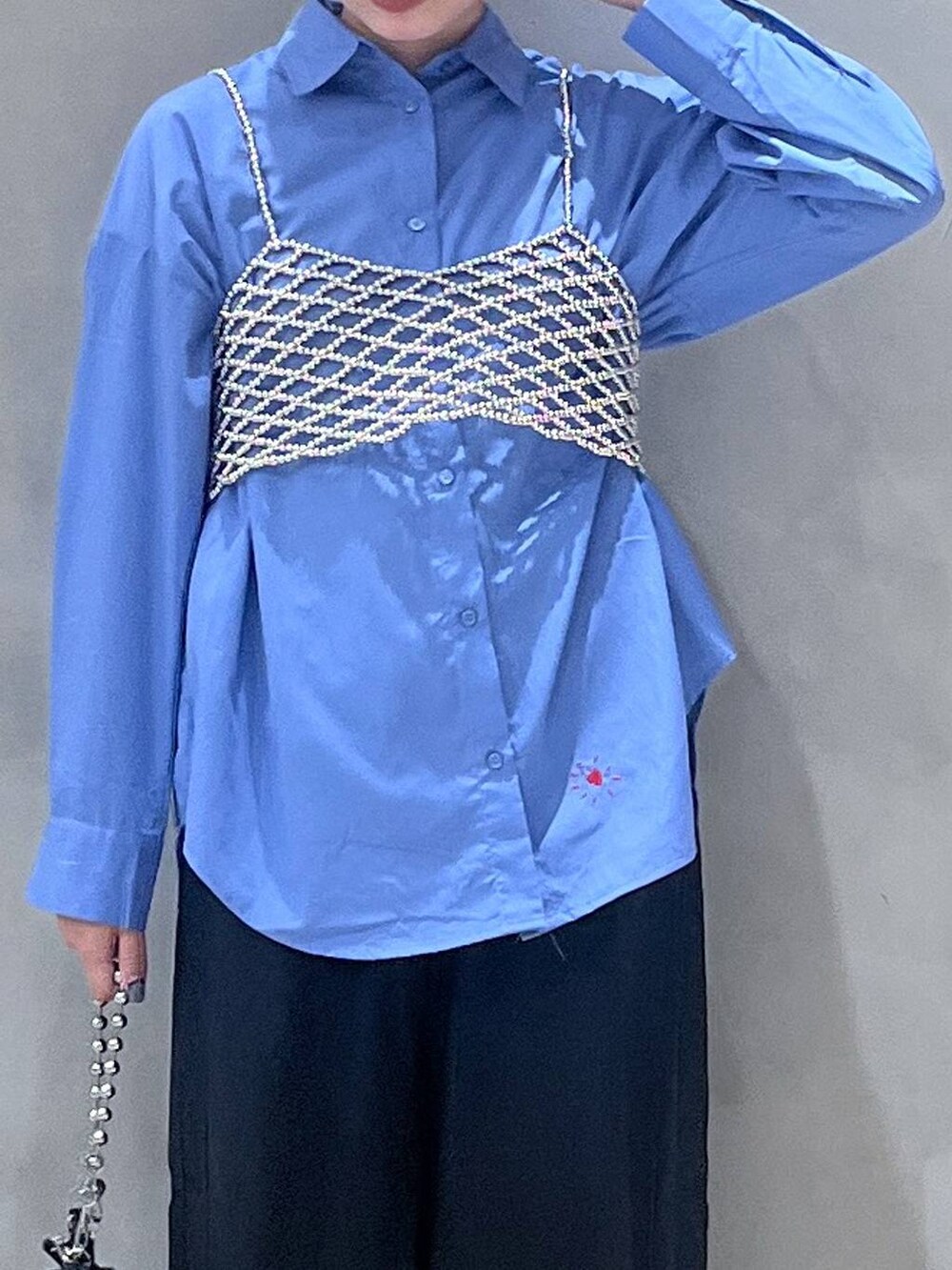 ブラック系のショルダーバッグ、シルバー系のパンプス、シルバー系のベストを着用したレディースの秋コーディネートの4枚目の写真