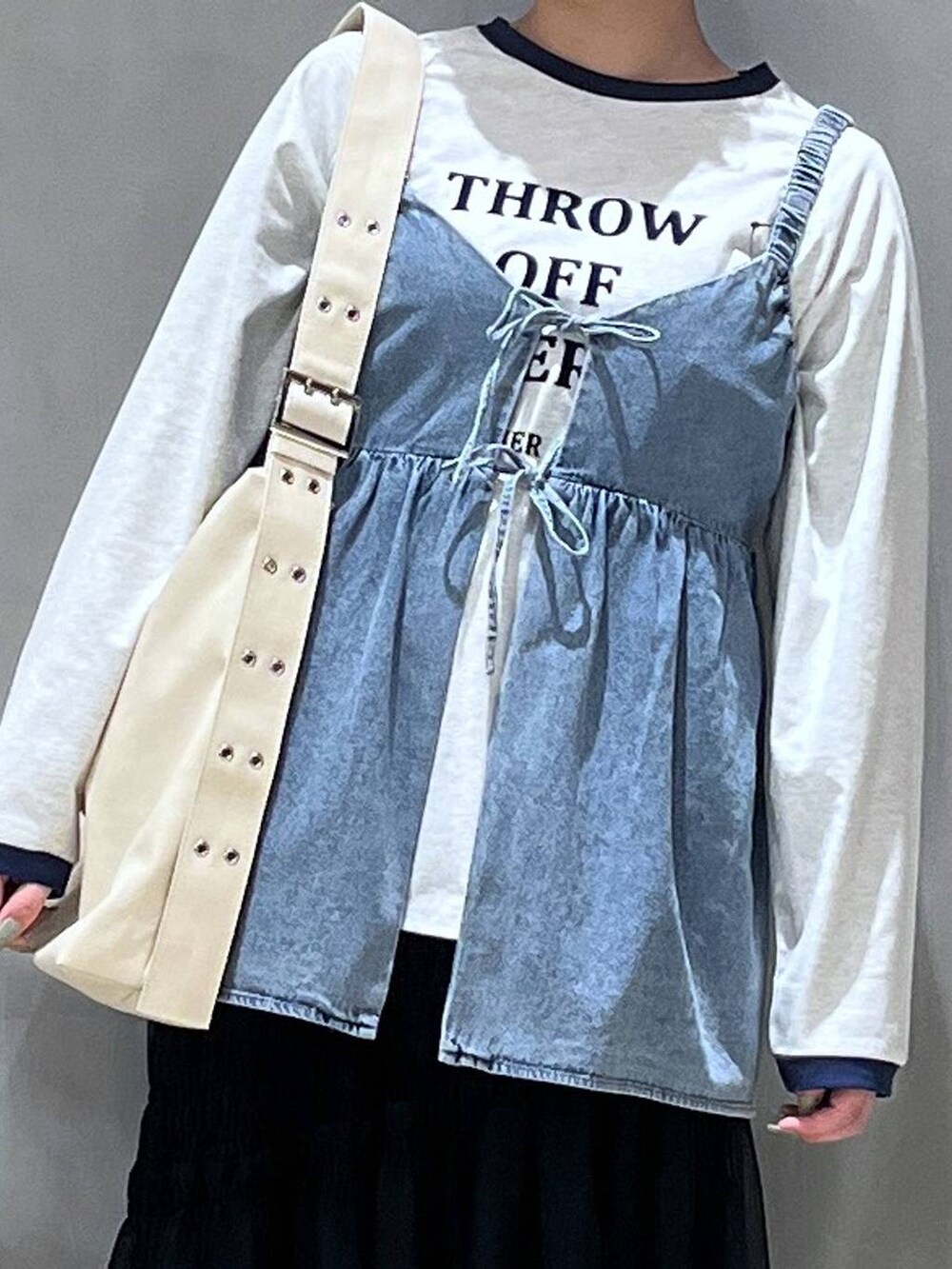 ホワイト系のスニーカー、ブルー系のその他トップス、ベージュ系のTシャツ/カットソーを着用したレディースの春コーディネートの4枚目の写真