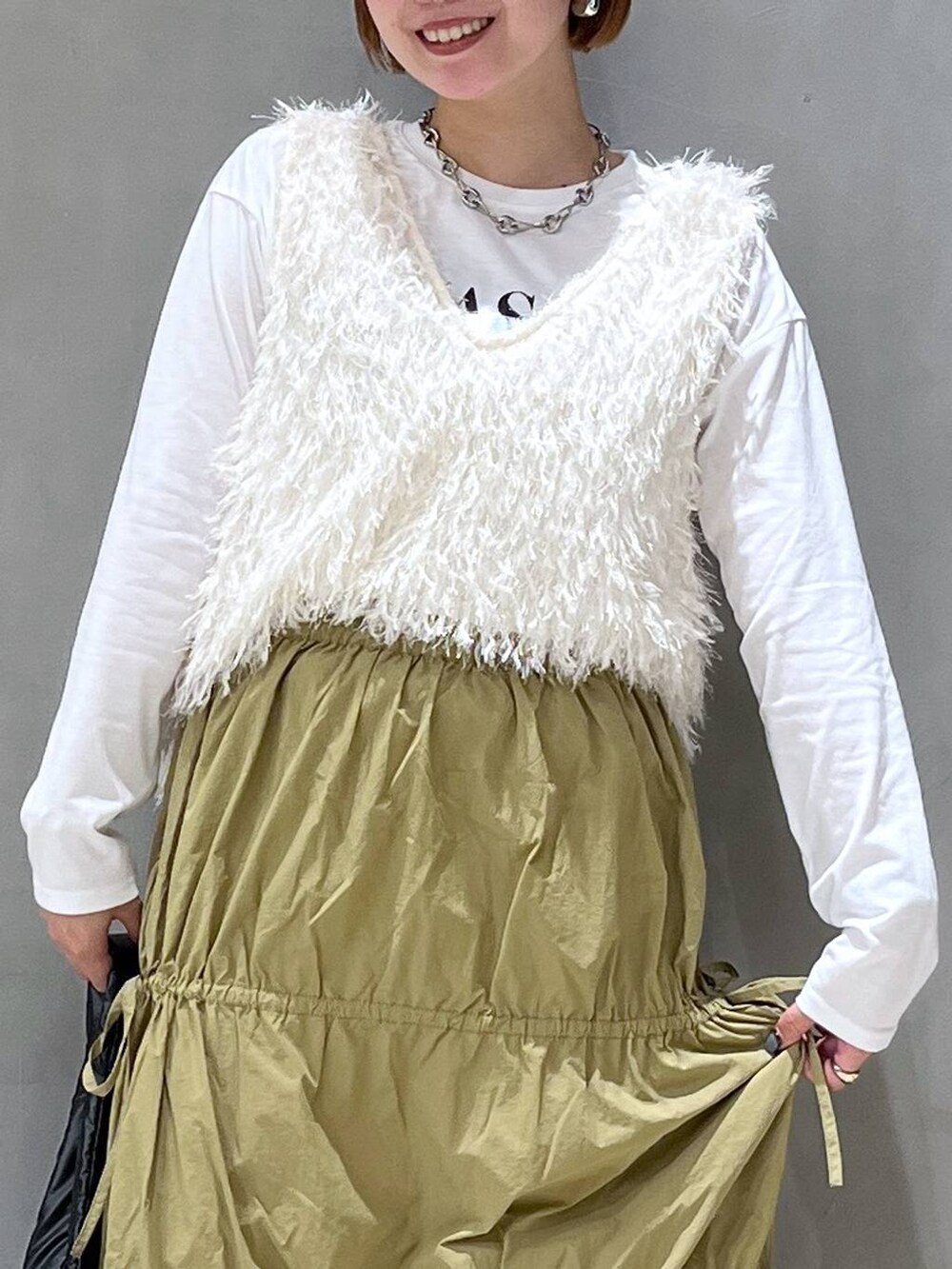 ブラック系のスニーカー、ブラック系のトートバッグ、ホワイト系のTシャツ/カットソーを着用したレディースの夏コーディネートの4枚目の写真