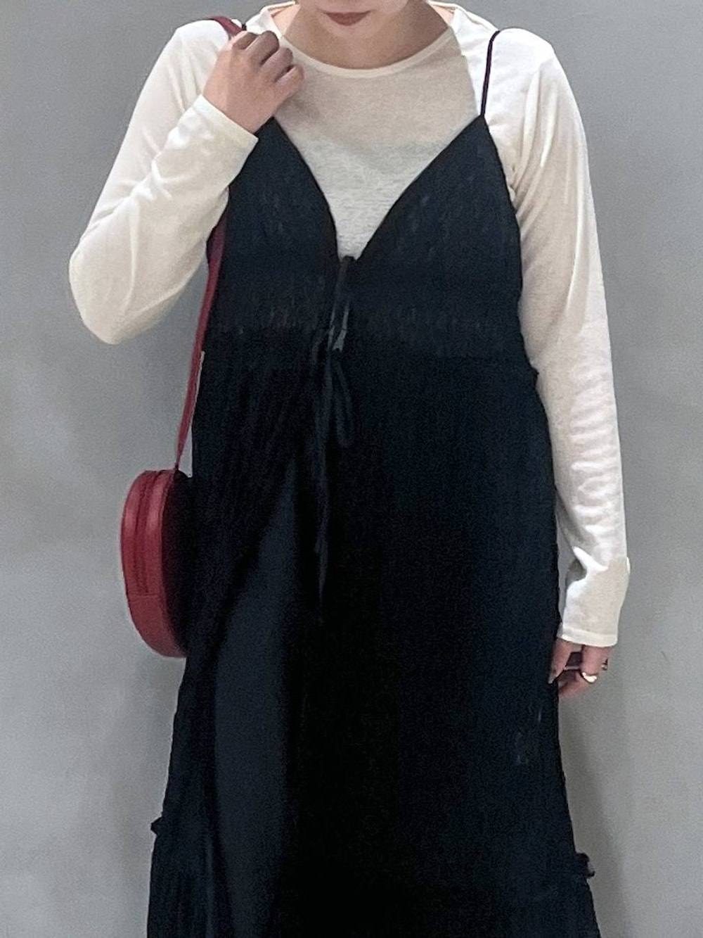 イエロー系のTシャツ/カットソー、レッド系のショルダーバッグ、ブラック系のその他パンツを着用したレディースの秋コーディネートの4枚目の写真