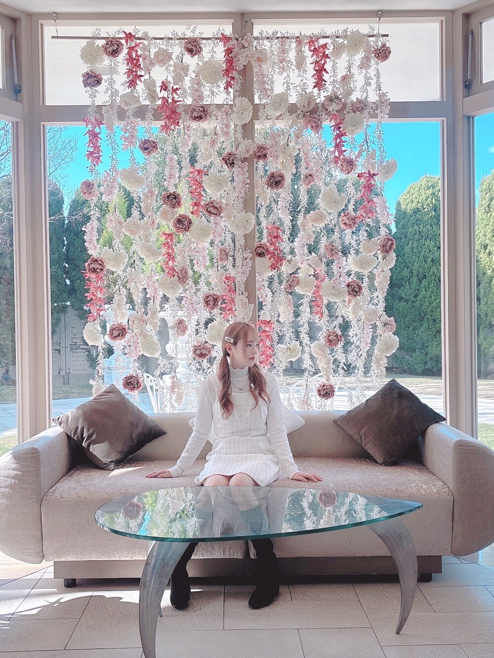 ホワイト系のワンピース、ブラック系のトートバッグ、ブラック系のブーツを着用したレディースの春コーディネートの3枚目の写真