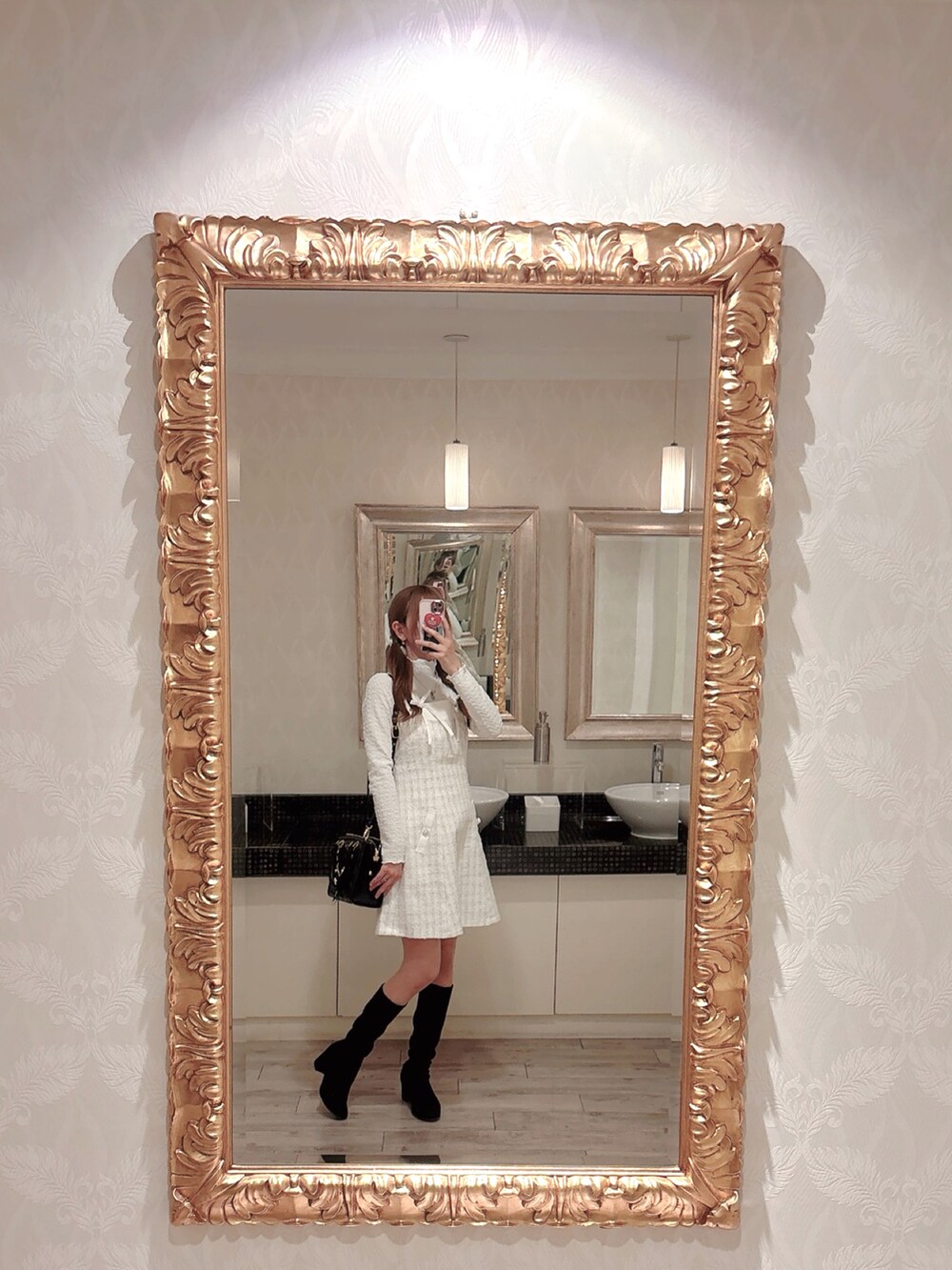 ホワイト系のワンピース、ブラック系のトートバッグ、ブラック系のブーツを着用したレディースの春コーディネートの2枚目の写真