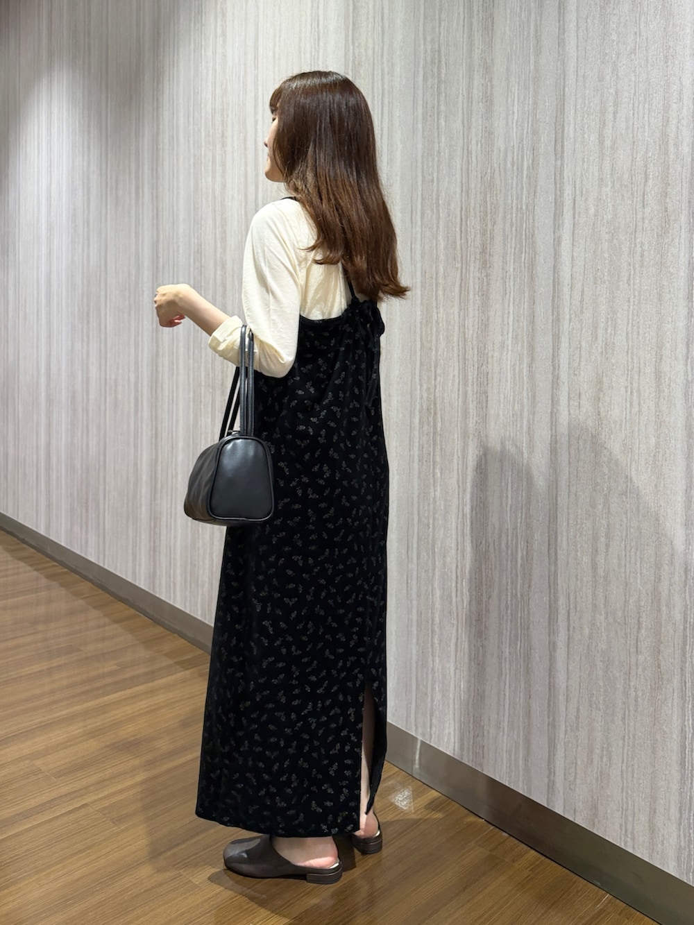 ホワイト系のTシャツ/カットソー、ブラック系のワンピース、ブラック系のハンドバッグを着用したレディースの夏コーディネートの4枚目の写真