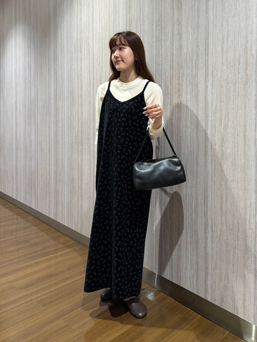 ホワイト系のTシャツ/カットソー、ブラック系のワンピース、ブラック系のハンドバッグを着用したレディースの夏コーディネートの2枚目の写真