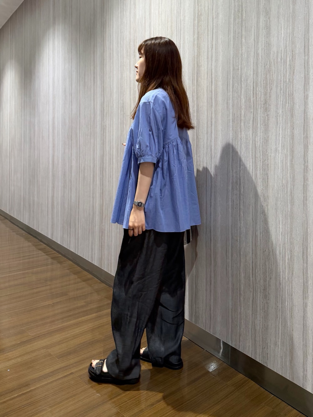 ブルー系のシャツ/ブラウス、ブラック系のデニムパンツ、ブラック系のサンダルを着用したレディースの夏コーディネートの2枚目の写真