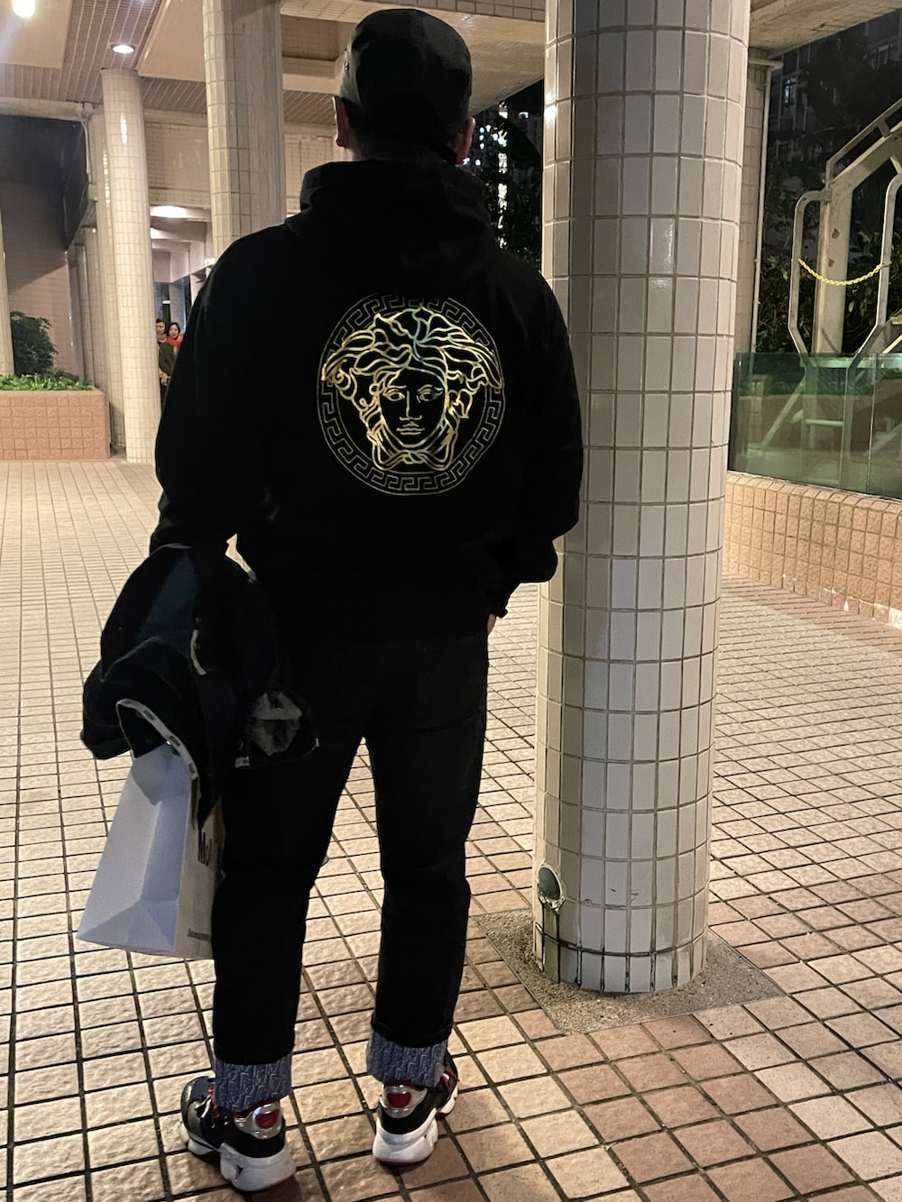 ブルー系のスニーカー、ブルー系のデニムパンツ、ブルー系のデニムジャケットを着用したメンズの冬コーディネートの2枚目の写真