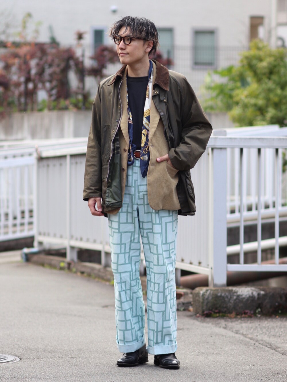 「レイヤードスタイル、きれいめカジュアル、オトナカジュアル、おしゃれさんと繋がりたい、いいね、save、フォローお願いします🤑、古着コーデ、スカーフ、古着MIX、秋冬コーデ、barbour」｜「Barbourのアイテム（ジャケット/アウター、グリーン系）」を使った、イツキナカヤマさん（メンズ・172cm）の秋コーディネートの2枚目の写真