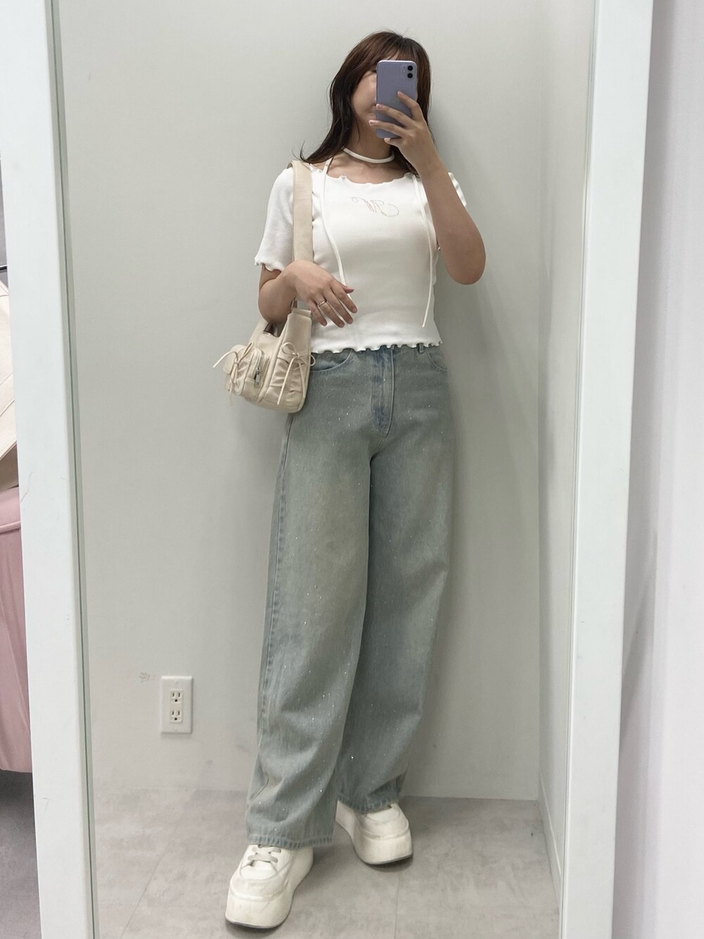 ピンク系のショルダーバッグ、ブルー系のデニムパンツ、ホワイト系のTシャツ/カットソーを着用したレディースの夏コーディネートの8枚目の写真