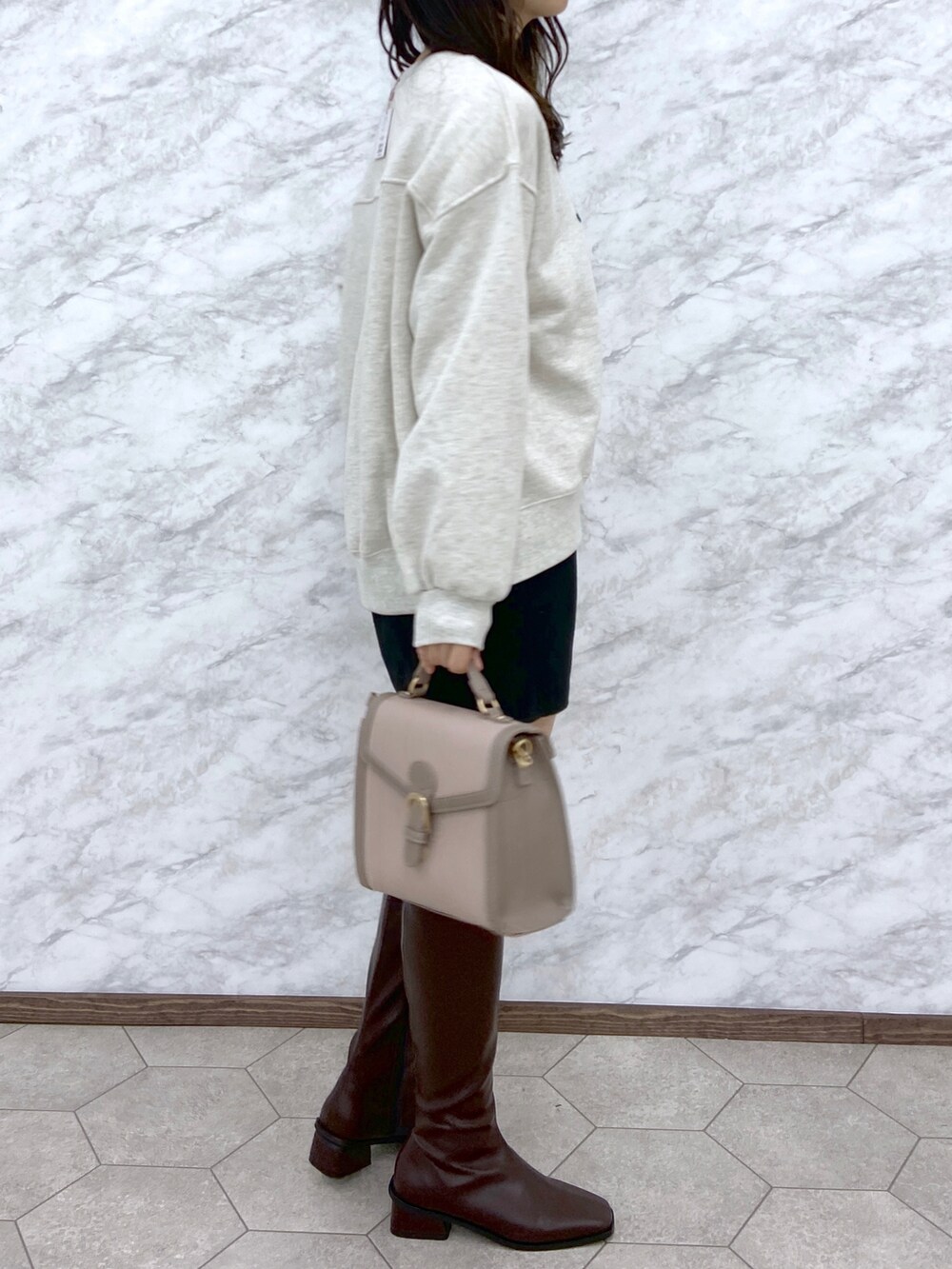 ベージュ系のTシャツ/カットソー、ブラック系のその他パンツ、ブラウン系のショルダーバッグを着用したレディースの冬コーディネートの3枚目の写真