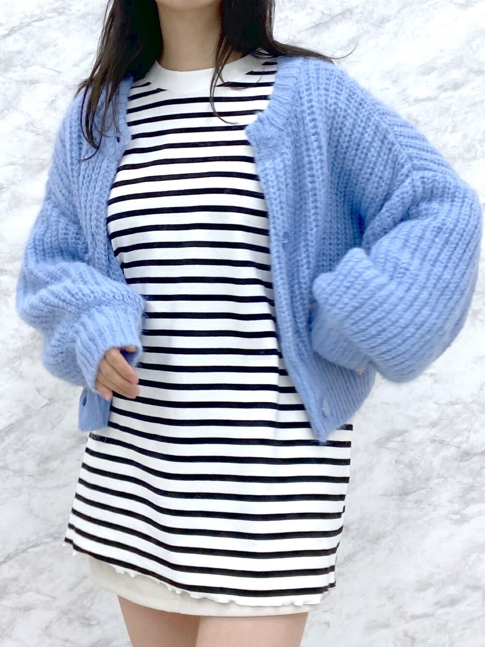 ピンク系のカーディガン/ボレロ、ブラック系のTシャツ/カットソー、ブラック系のその他パンツを着用したレディースの冬コーディネートの4枚目の写真