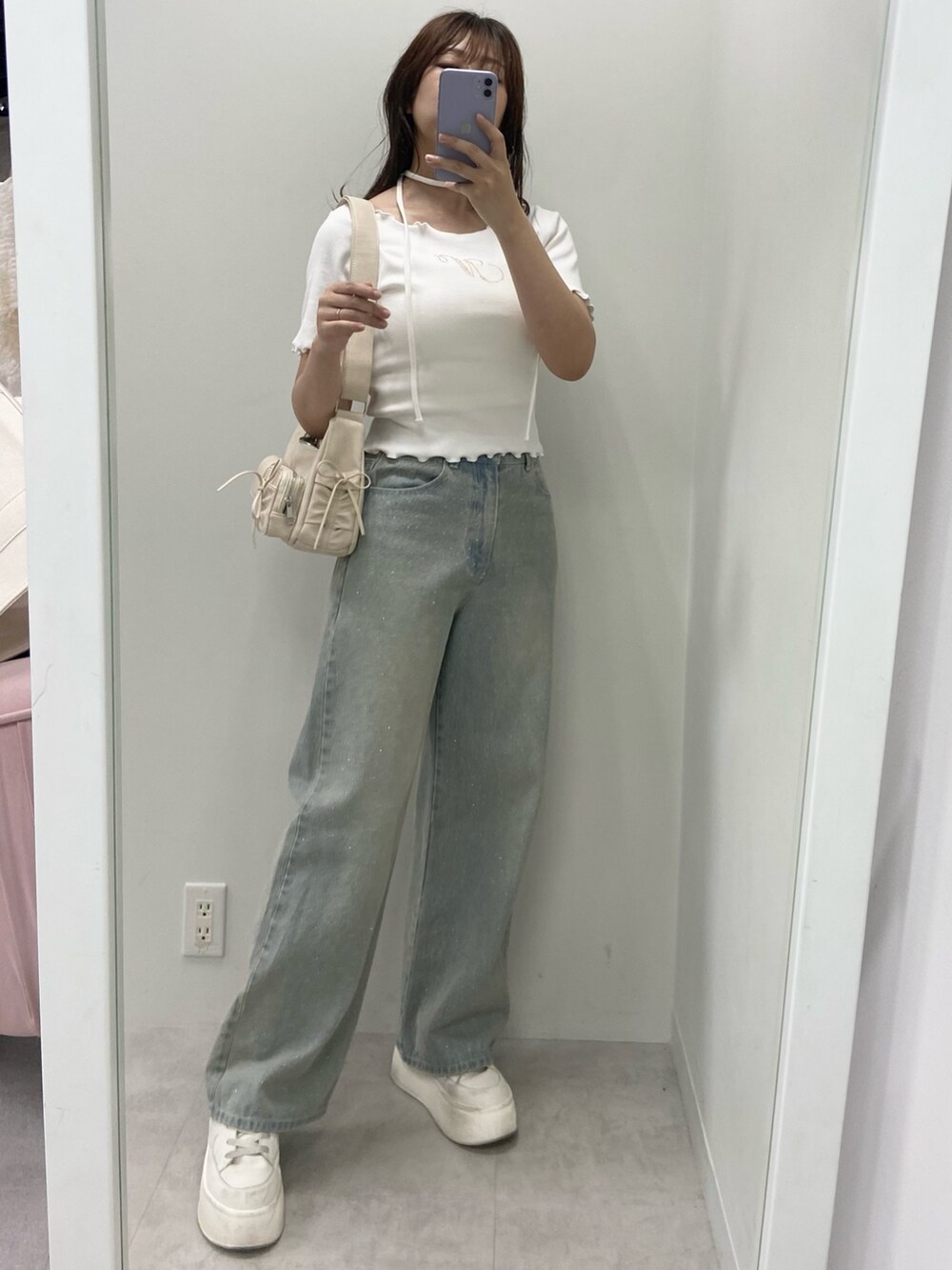 ピンク系のショルダーバッグ、ブルー系のデニムパンツ、ホワイト系のTシャツ/カットソーを着用したレディースの夏コーディネートの7枚目の写真