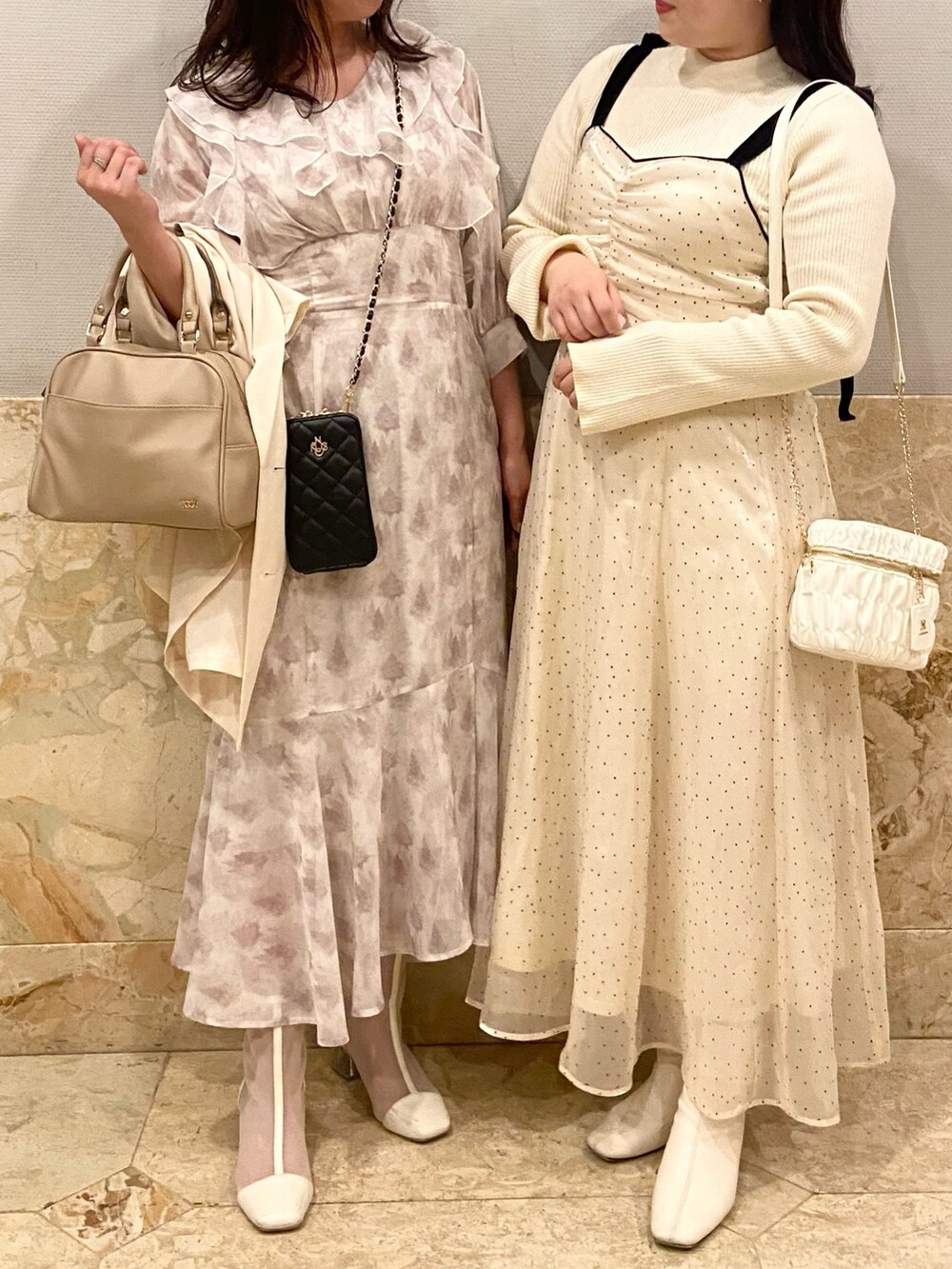ホワイト系のショルダーバッグ、ピンク系のワンピース、ホワイト系のブーツを着用したレディースの春コーディネートの2枚目の写真