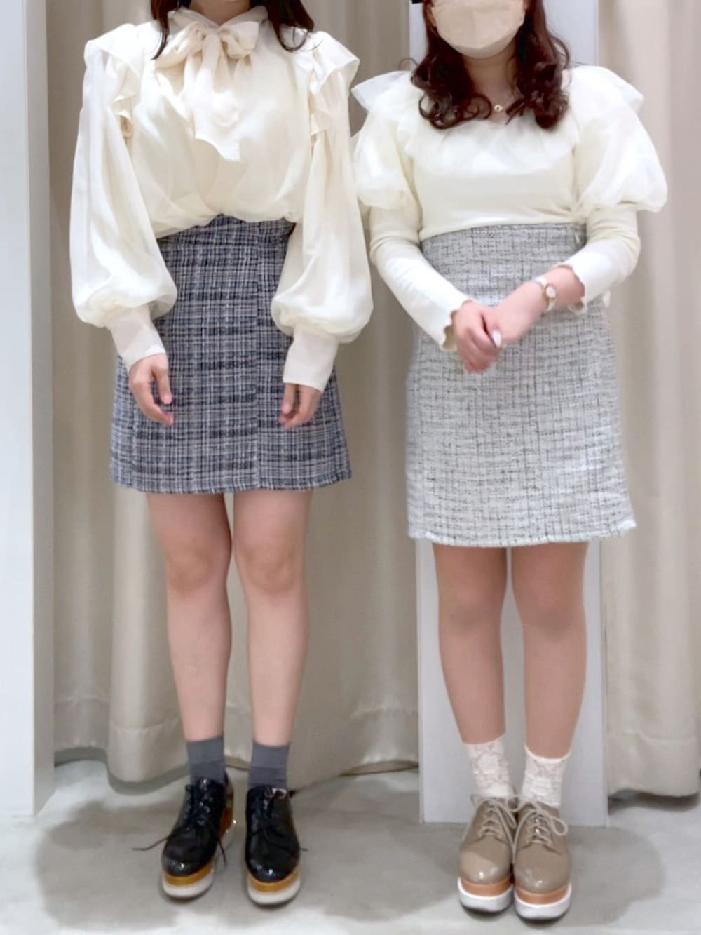 ブラウン系のシャツ/ブラウス、ホワイト系のスカート、ホワイト系のTシャツ/カットソーを着用したレディースの春コーディネートの2枚目の写真