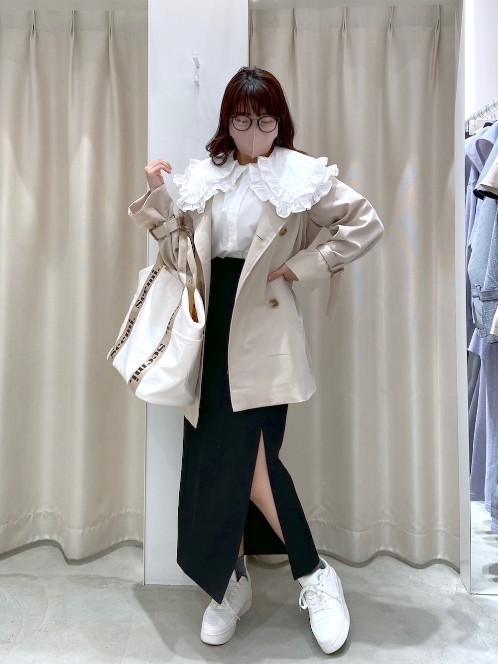 ホワイト系のシャツ/ブラウス、ホワイト系のシャツ/ブラウス、ベージュ系のトレンチコートを着用したレディースの春コーディネートの3枚目の写真