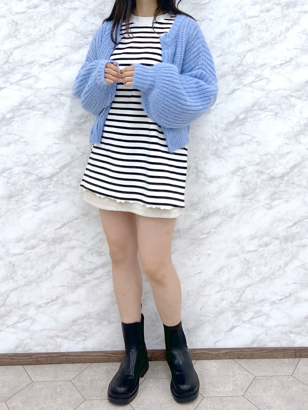 ピンク系のカーディガン/ボレロ、ブラック系のTシャツ/カットソー、ブラック系のその他パンツを着用したレディースの冬コーディネートの2枚目の写真