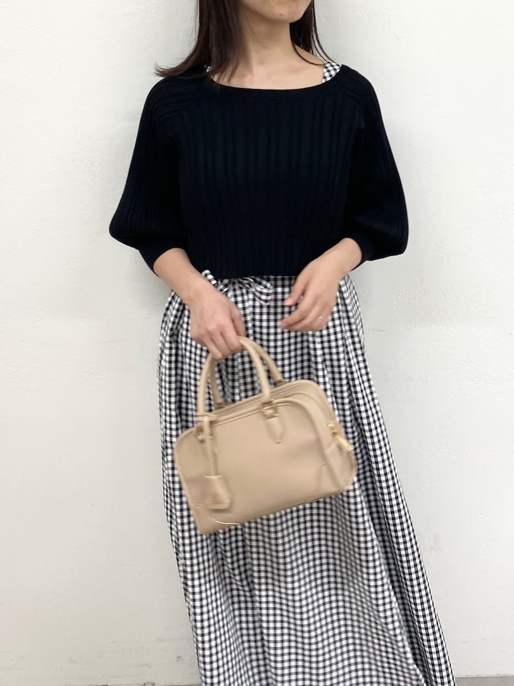 ブラック系のワンピースを着用したレディースの冬コーディネートの3枚目の写真