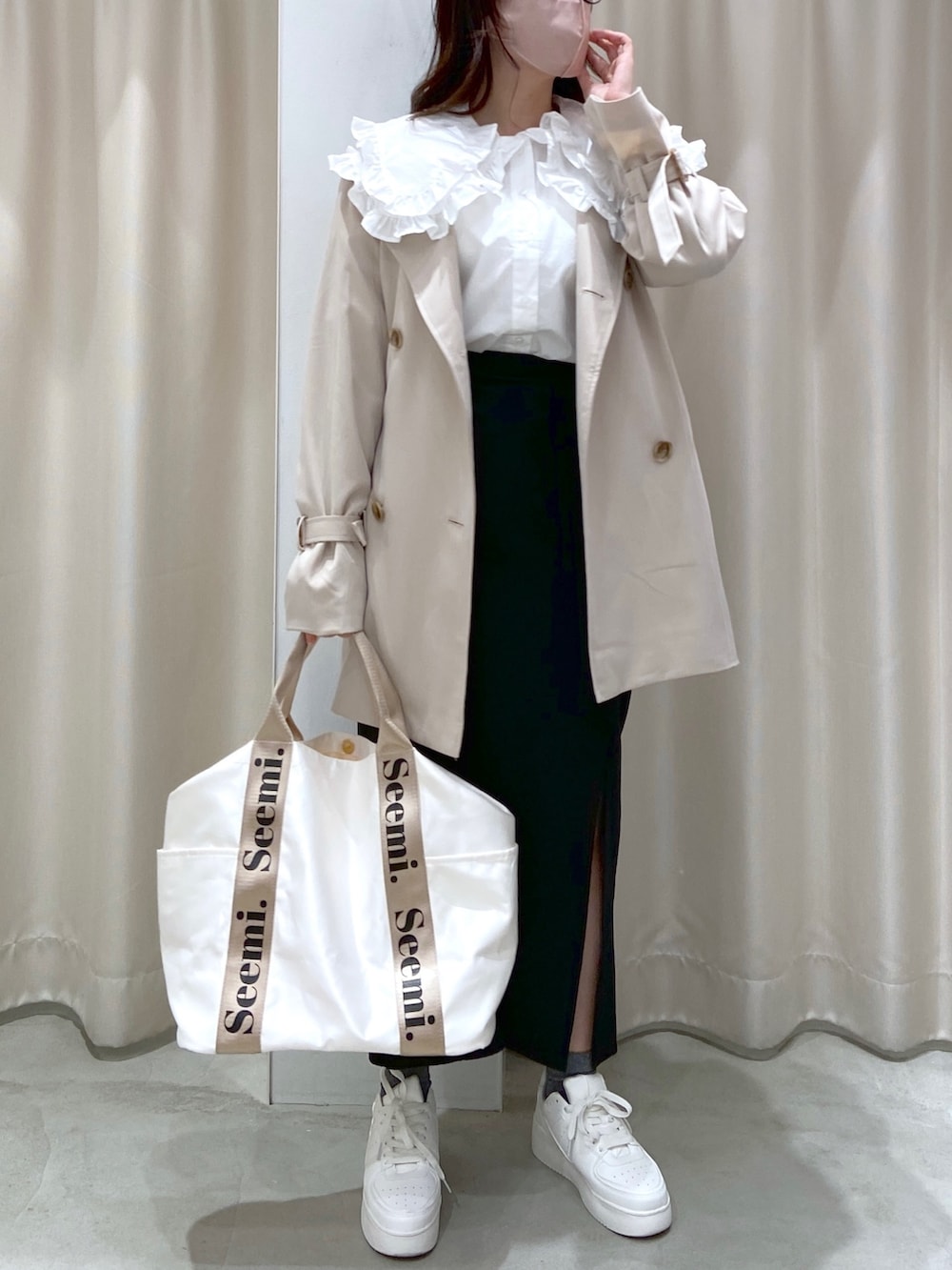 ホワイト系のシャツ/ブラウス、ホワイト系のシャツ/ブラウス、ベージュ系のトレンチコートを着用したレディースの春コーディネートの2枚目の写真