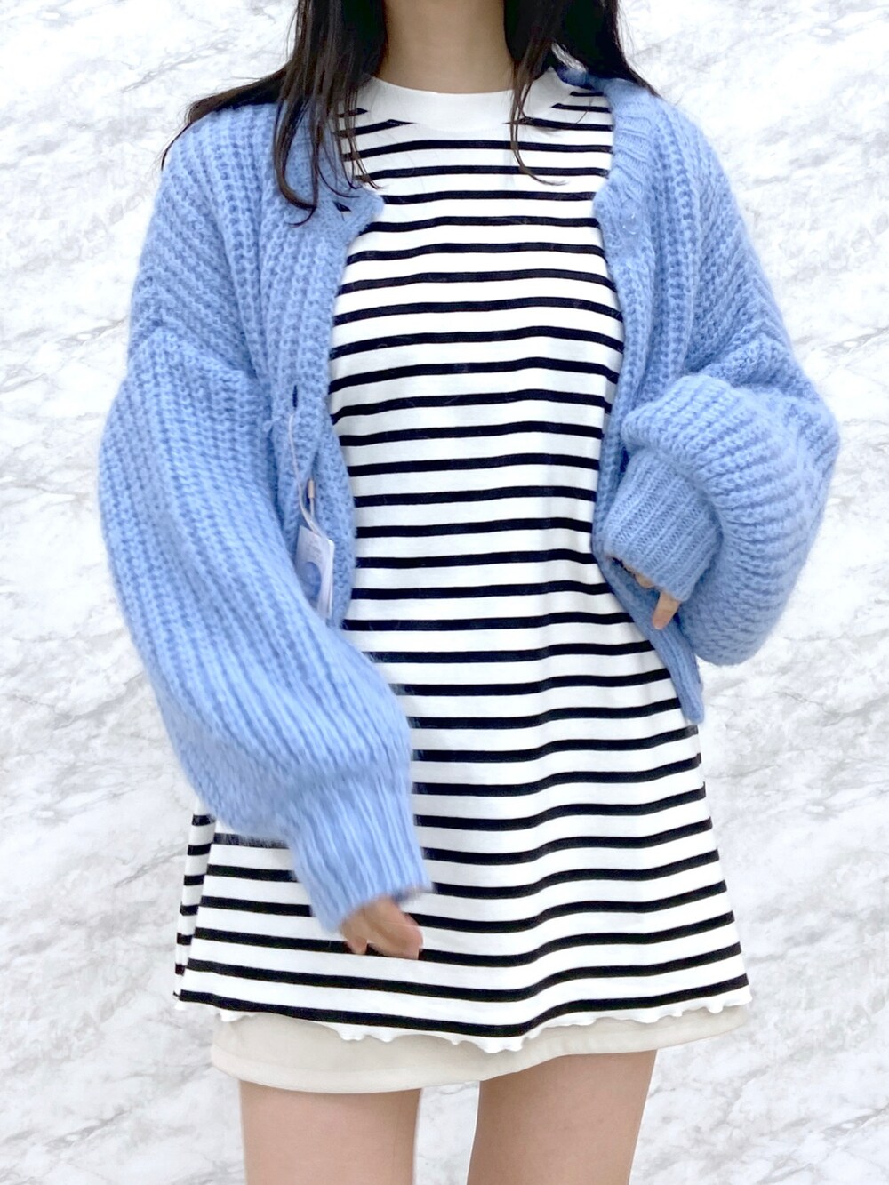 ピンク系のカーディガン/ボレロ、ブラック系のTシャツ/カットソー、ブラック系のその他パンツを着用したレディースの冬コーディネートの3枚目の写真