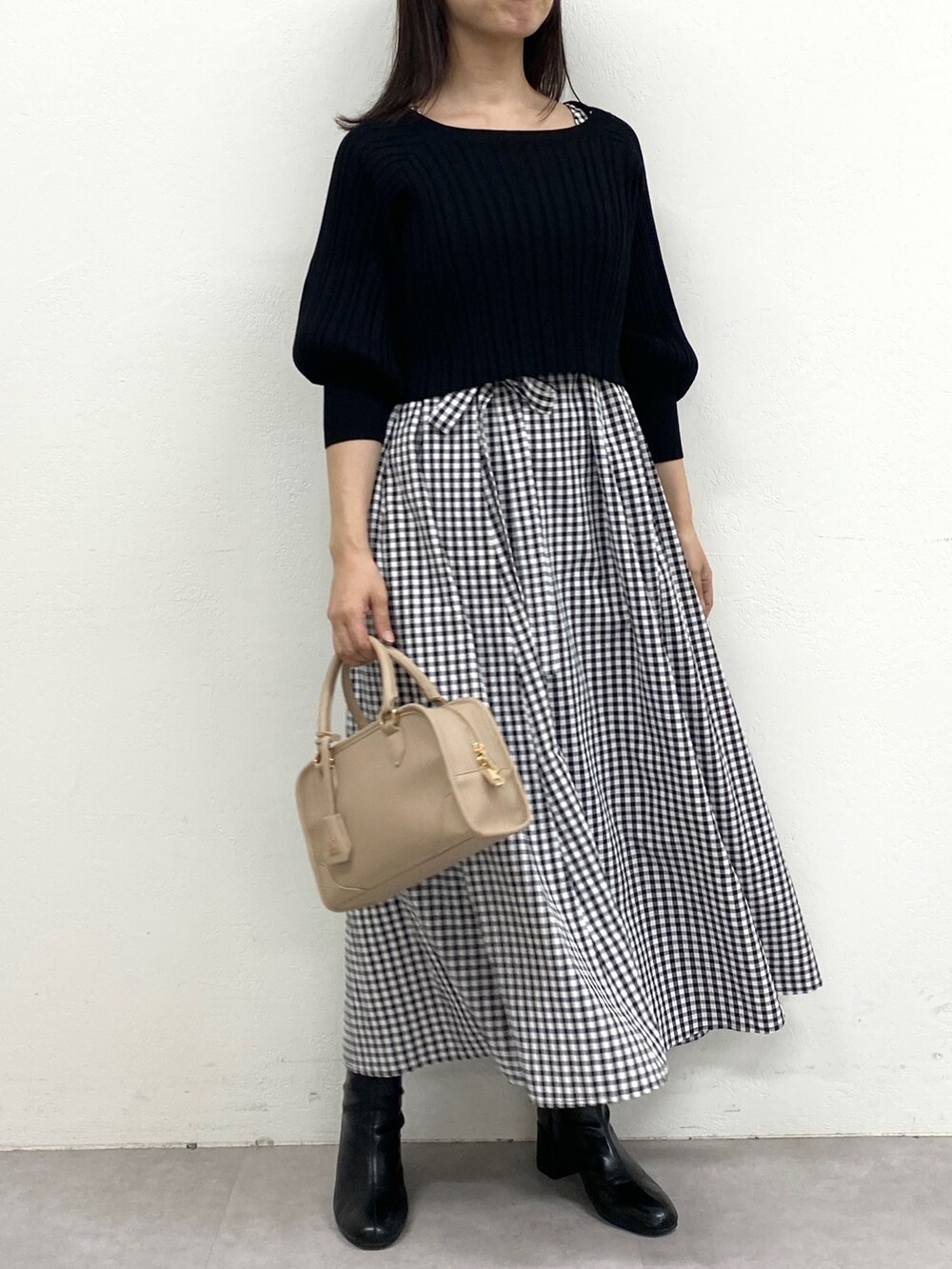 ブラック系のワンピースを着用したレディースの冬コーディネートの5枚目の写真