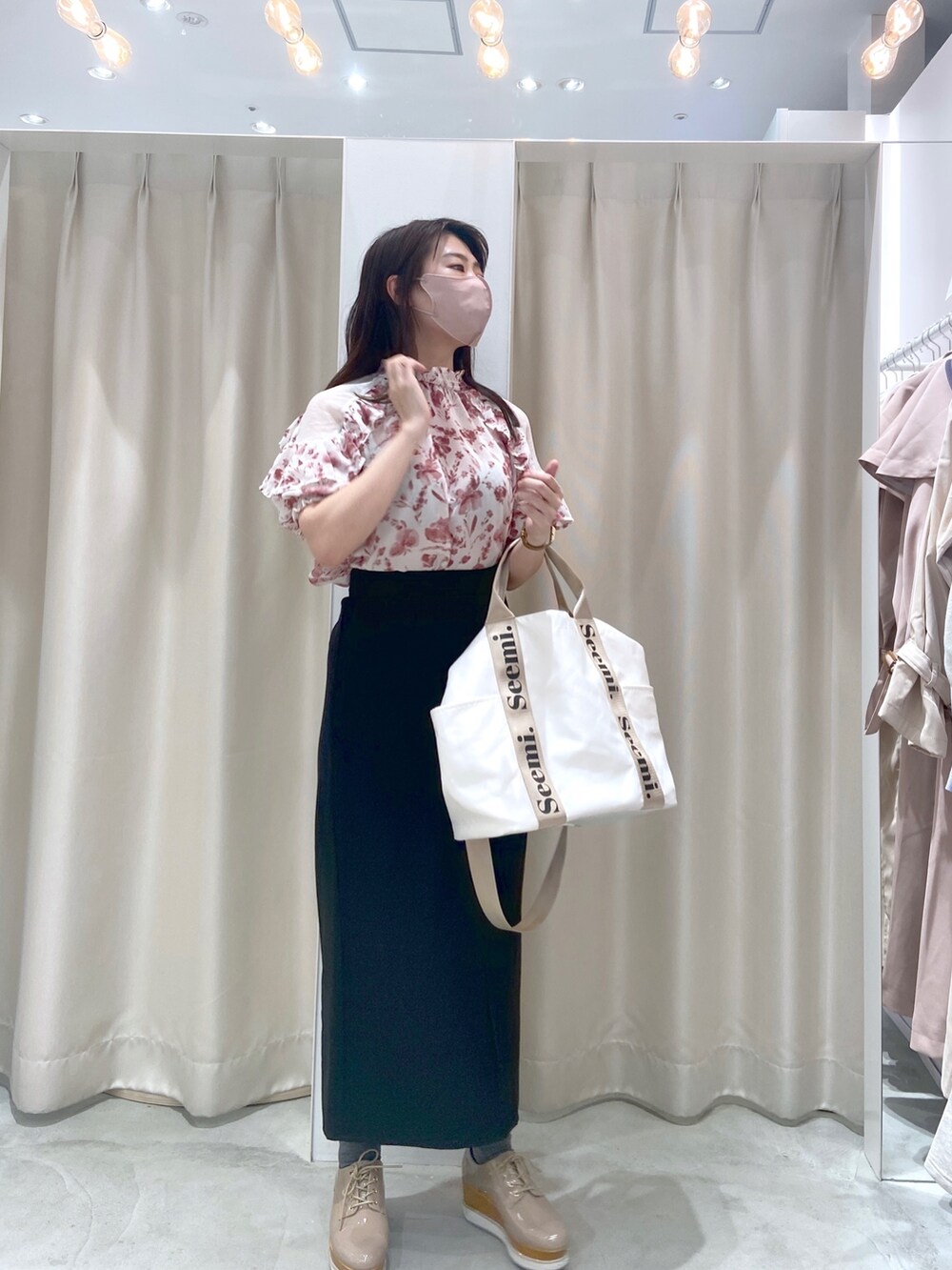 グレー系のシャツ/ブラウス、グリーン系のスカート、ベージュ系のスカートを着用したレディースの春コーディネートの5枚目の写真