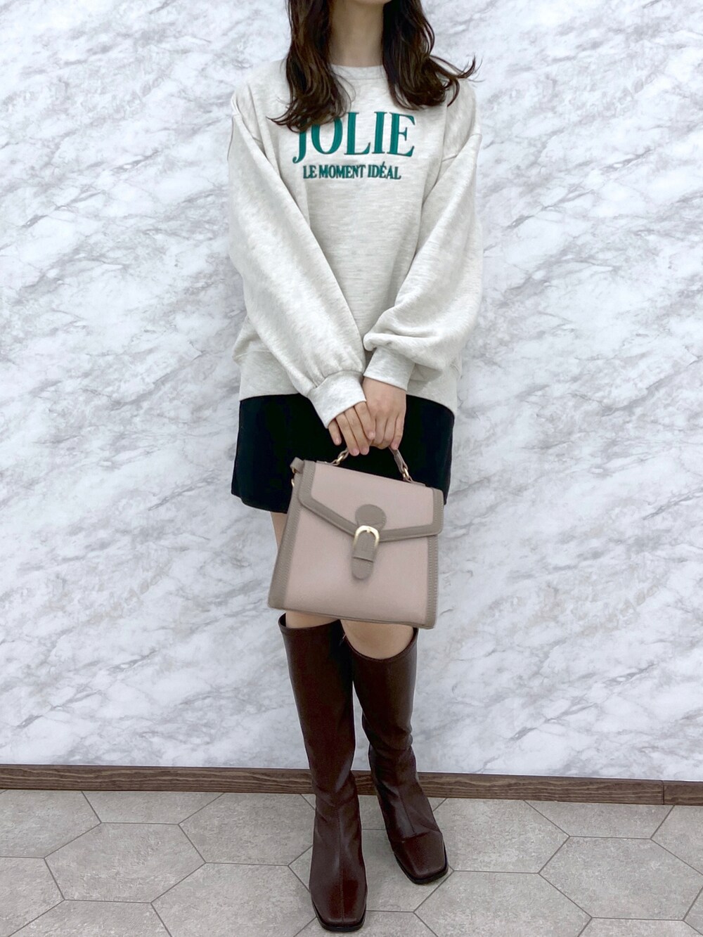 ベージュ系のTシャツ/カットソー、ブラック系のその他パンツ、ブラウン系のショルダーバッグを着用したレディースの冬コーディネートの4枚目の写真