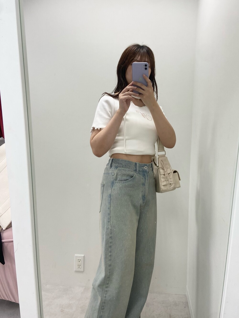 ピンク系のショルダーバッグ、ブルー系のデニムパンツ、ホワイト系のTシャツ/カットソーを着用したレディースの夏コーディネートの4枚目の写真