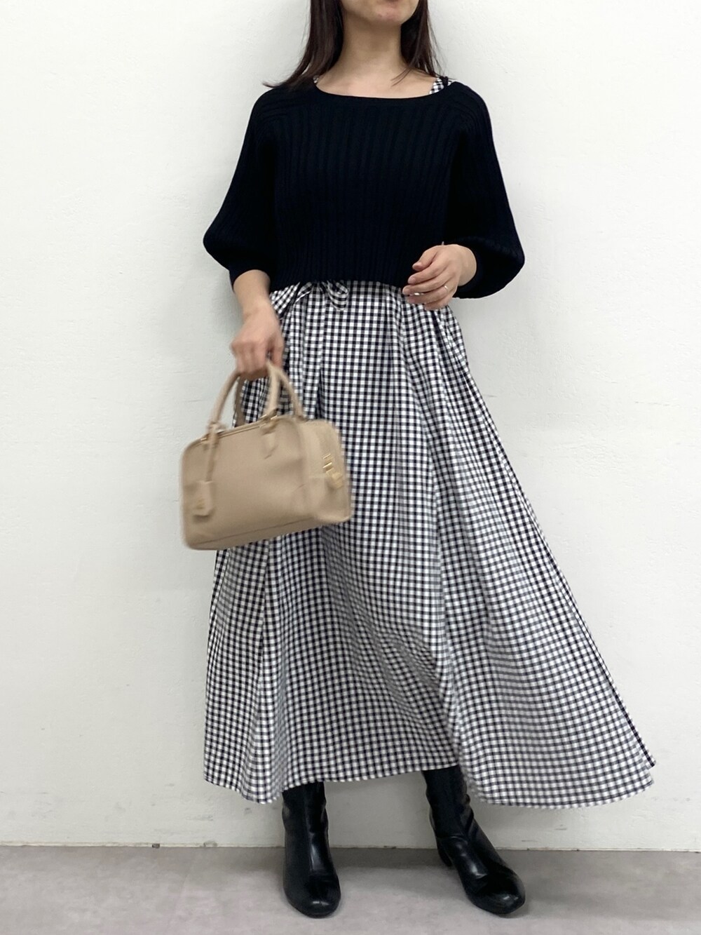 ブラック系のワンピースを着用したレディースの冬コーディネートの4枚目の写真