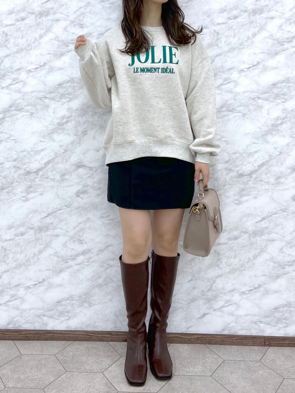 ベージュ系のTシャツ/カットソー、ブラック系のその他パンツ、ブラウン系のショルダーバッグを着用したレディースの冬コーディネートの2枚目の写真