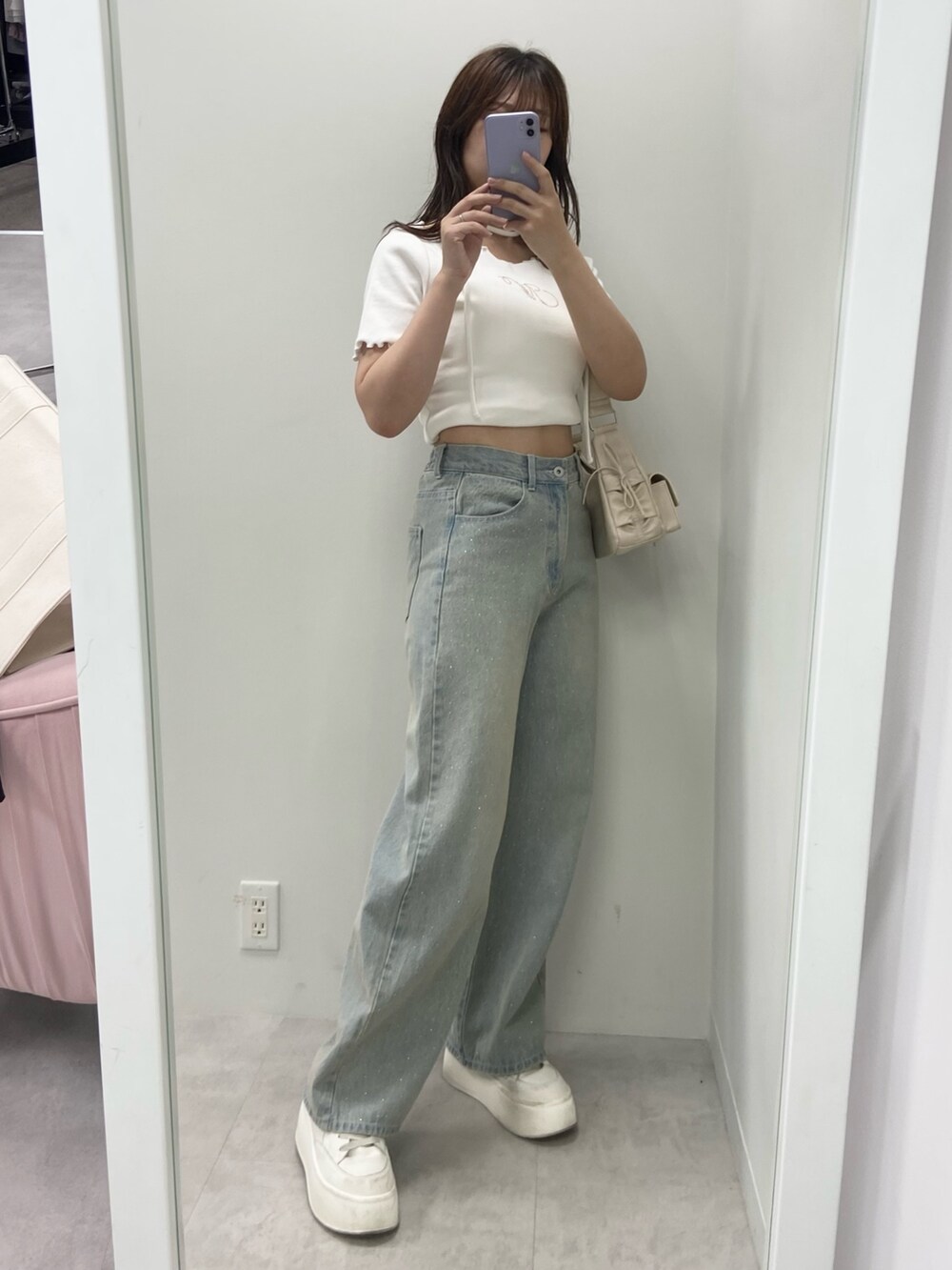 ピンク系のショルダーバッグ、ブルー系のデニムパンツ、ホワイト系のTシャツ/カットソーを着用したレディースの夏コーディネートの9枚目の写真