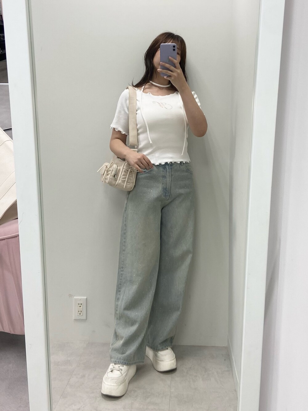 ピンク系のショルダーバッグ、ブルー系のデニムパンツ、ホワイト系のTシャツ/カットソーを着用したレディースの夏コーディネートの3枚目の写真