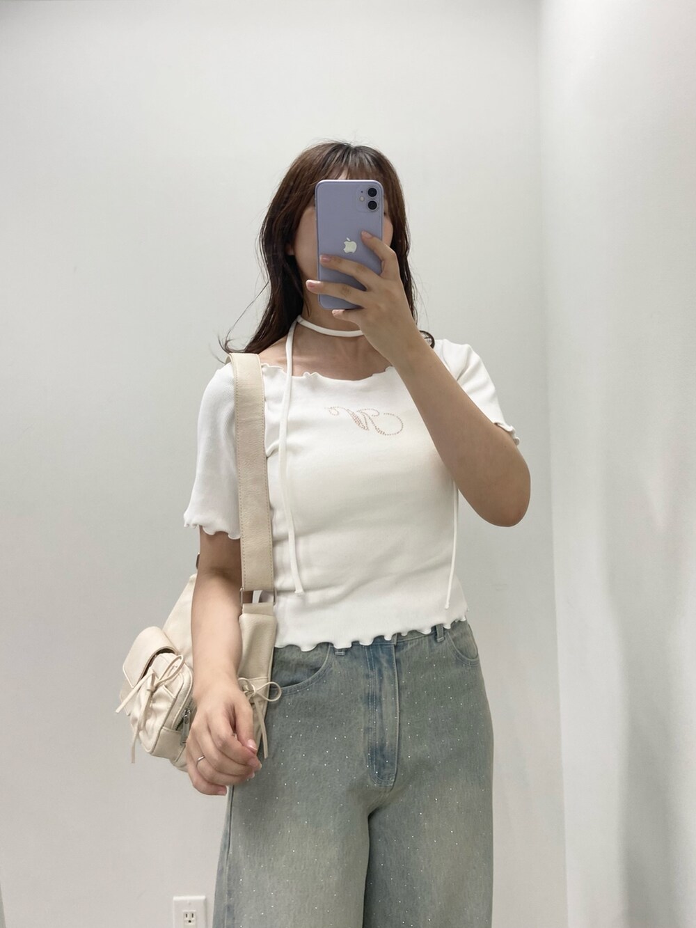 ピンク系のショルダーバッグ、ブルー系のデニムパンツ、ホワイト系のTシャツ/カットソーを着用したレディースの夏コーディネートの6枚目の写真