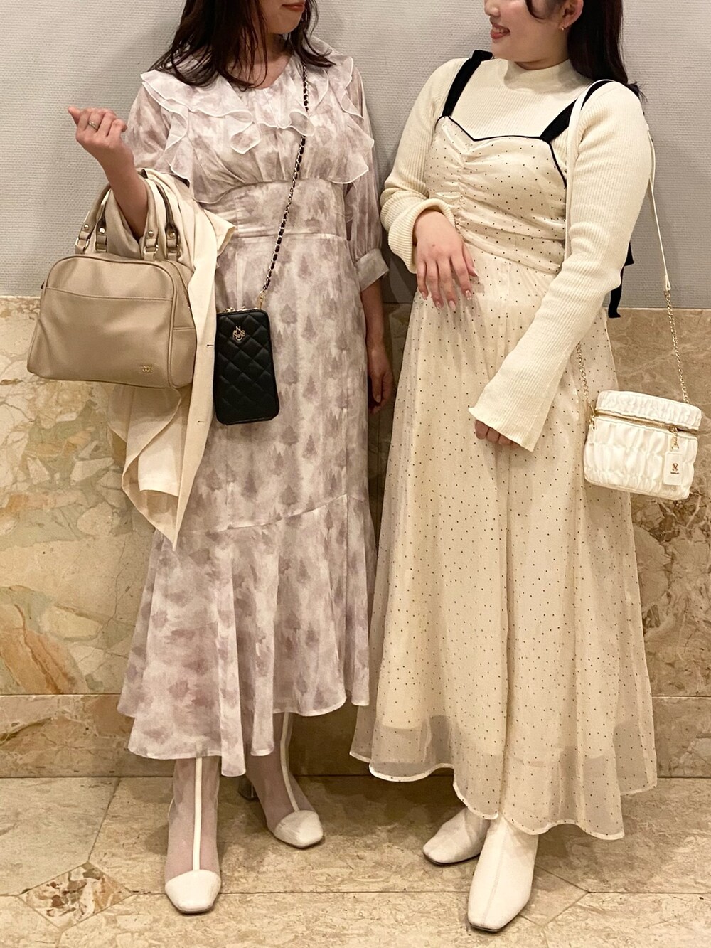 ホワイト系のショルダーバッグ、ピンク系のワンピース、ホワイト系のブーツを着用したレディースの春コーディネートの3枚目の写真