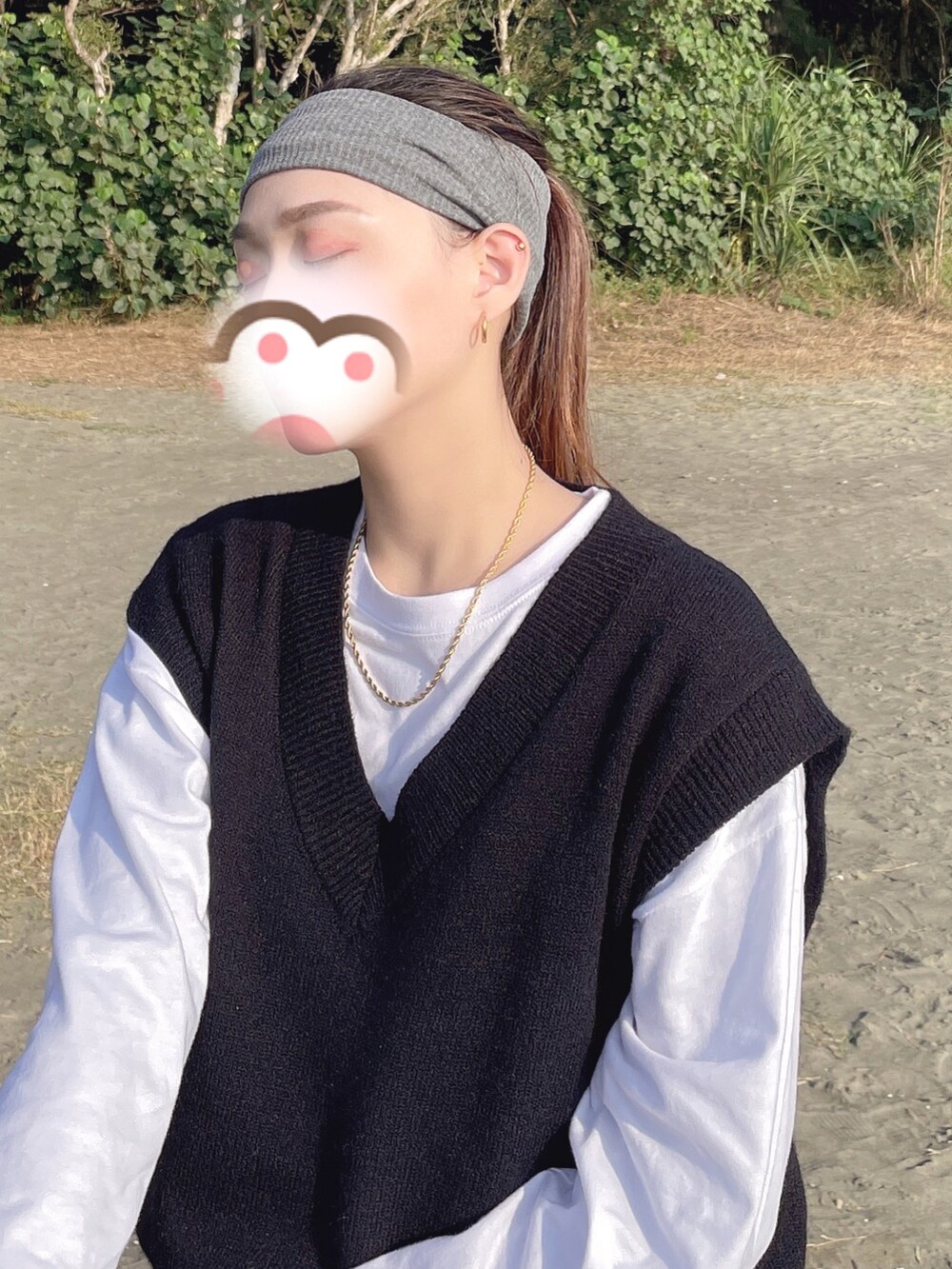 ブラック系のバッグ、ブラック系のシューズを着用したレディースの冬コーディネートの2枚目の写真