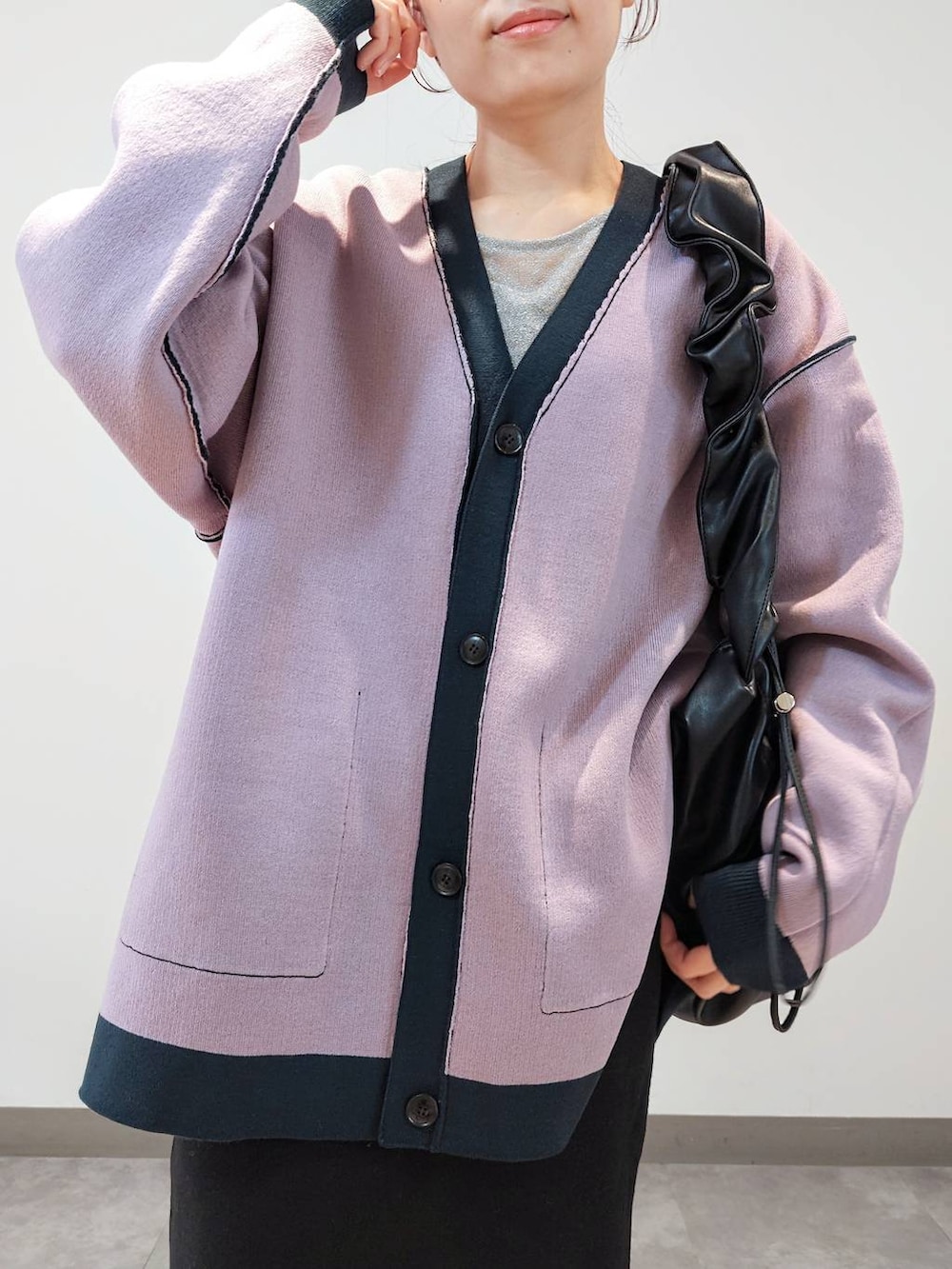 「ニット、冬コーデ、カーディガン、着痩せ・細見え、若見え、体型カバー、ママコーデ、ローリーズスタイル_LOWRYS FARM、カジュアル、LOWRYS FARM、スカート、楽ちんコーデ、ショートブーツ、ショルダーバッグ、大人女子カジュアル_LOWRYS FARM」｜「LOWRYS FARMのクシュクシュショルダーＢＡＧ　967844（ショルダーバッグ、ブラック系）」を使った、ayaさん（レディース・161cm）の冬コーディネートの3枚目の写真
