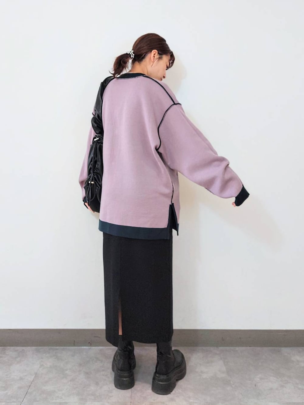「ニット、冬コーデ、カーディガン、着痩せ・細見え、若見え、体型カバー、ママコーデ、ローリーズスタイル_LOWRYS FARM、カジュアル、LOWRYS FARM、スカート、楽ちんコーデ、ショートブーツ、ショルダーバッグ、大人女子カジュアル_LOWRYS FARM」｜「LOWRYS FARMのクシュクシュショルダーＢＡＧ　967844（ショルダーバッグ、ブラック系）」を使った、ayaさん（レディース・161cm）の冬コーディネートの2枚目の写真