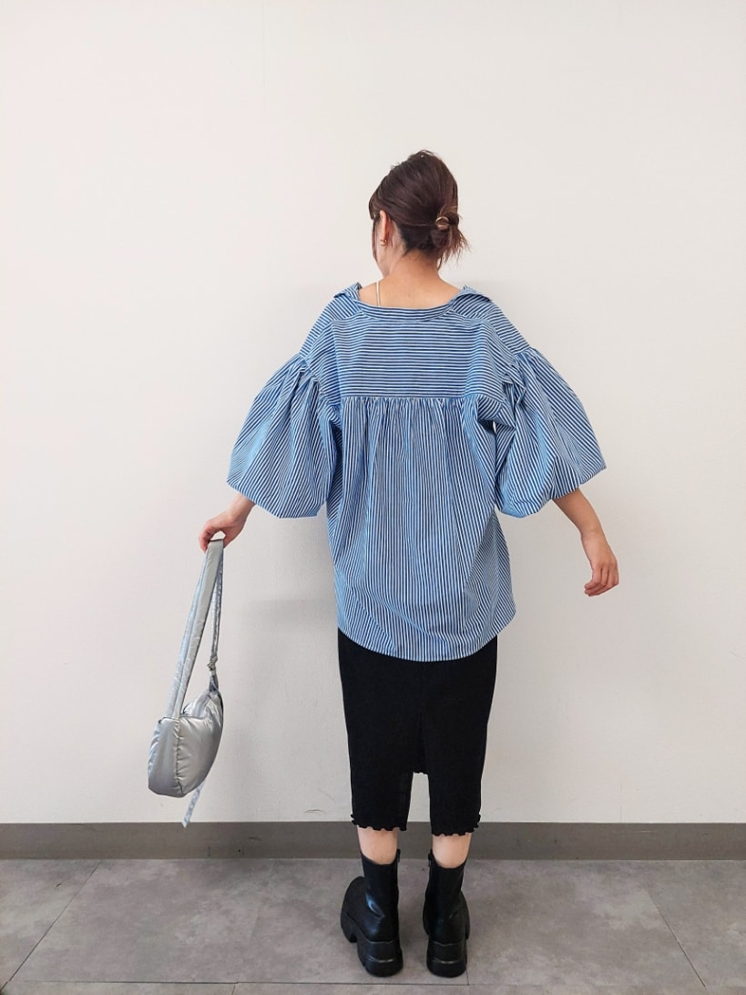 「厚底シューズ、ショルダーバッグ、秋服準備はじめました、カラー×コーデ、リラックススタイル、シンプルコーデ、ストライプ、シャツスタイル、ママコーデ、ラメ、タイトスカート、ショートブーツ、大人女子、ローリーズファーム(LOWRYS FARM)、ベーシック/トラッド」｜「LOWRYS FARMのソデボリュームストライプシャツLS  968592（シャツ/ブラウス、ブルー系）」を使った、ayaさん（レディース・161cm）の夏コーディネートの3枚目の写真