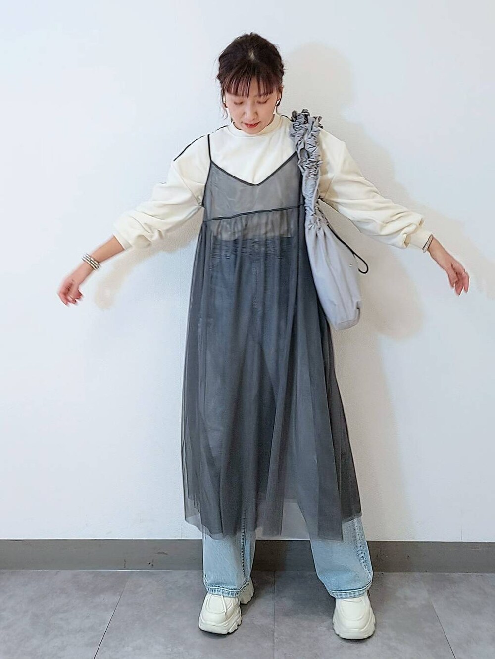 「着痩せ・細見え、若見え、体型カバー、ママコーデ、ローリーズスタイル_LOWRYS FARM、大人女子カジュアル_LOWRYS FARM、女子ウケ、ゆったり、ベーシック/シンプル、きれいめ、カジュアル、LOWRYS FARM、春コーデ、デニムパンツ、ワンピース」|「LOWRYS FARMのチュールキャミワンピース 103261(ワンピース、グレー系)」を使った、ayaさん(レディース・161cm)の冬コーディネートの2枚目の写真