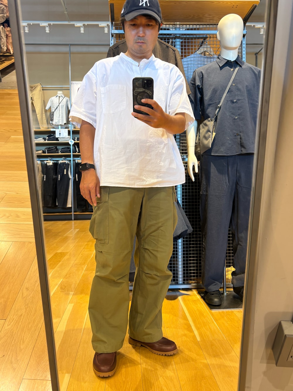 ホワイト系のシャツ/ブラウス、レッド系のモカシン/デッキシューズ、ブラック系のカーゴパンツを着用したメンズの夏コーディネートの2枚目の写真
