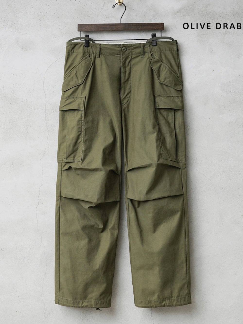 ホワイト系のシャツ/ブラウス、レッド系のモカシン/デッキシューズ、ブラック系のカーゴパンツを着用したメンズの夏コーディネートの3枚目の写真