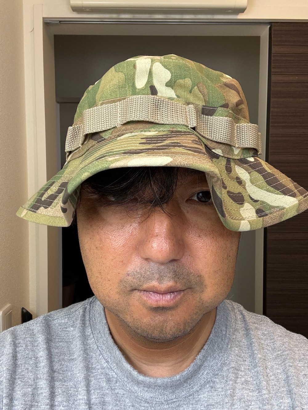 ブラック系のTシャツ/カットソー、その他のハットを着用したメンズの夏コーディネートの2枚目の写真